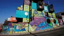 Pemandangan Hotel WineBox Valparaiso di Valparaiso, Chile, Senin (11/3). Hanya dibutuhkan waktu satu malam untuk membuat hotel kontainer ini. (REUTERS/Rodrigo Garrido)