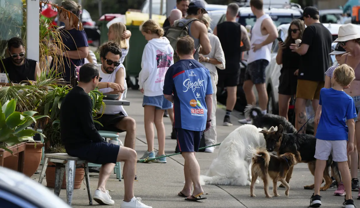 Pelanggan menunggu di luar sebuah kafe di Pantai Bondi di Sydney, Australia, Sabtu (8/1/2022). Negara bagian terpadat di Australia itu telah memberlakukan kembali beberapa pembatasan dan menangguhkan operasi elektif ketika kasus COVID-19 melonjak ke rekor baru lainnya. (AP Photo/Mark Baker)