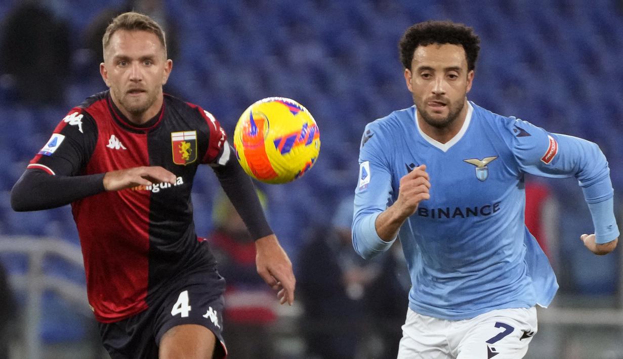 Bek Genoa Domenico Criscito berebut bola dengan penyerang Lazio Felipe Anderson (kanan) pada giornata ke-18 Liga Italia di Stadion Olimpico, Sabtu (18/12/2021) dini hari WIB. Lazio menang 3-1 atas tamunya Genoa. (AP Photo/Gregorio Borgia)