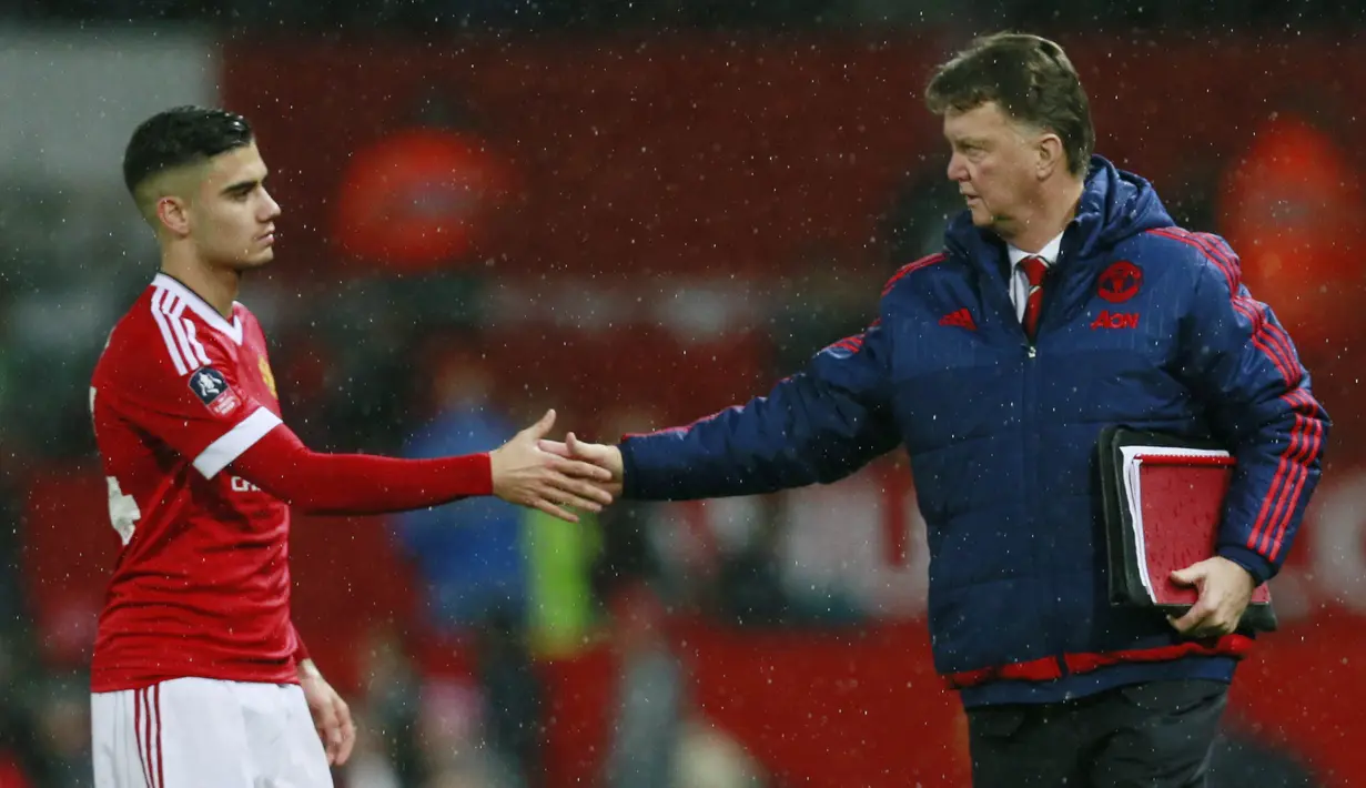 Manager Manchester United, Louis van Gaal  bersalaman dengan Andreas Pereira after the match usai menang atas Sheffield United pada laga Piala FA di Old Trafford, Minggu (10/1/2016) dini hari WIB. (Reuters/Jason Cairnduff)