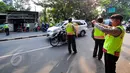 Polantas merazia pengendara sepeda motor yang melanggar aturan berlalulintas, saat berlangsungnya Operasi Patuh Jaya di sepanjang Jalan Raya Bogor, Ciracas, Jakarta, Selasa (2/6/2015). (Liputan6.com/Yoppy Renato)