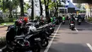 Tidak itu saja, seringkali pengguna sepeda di Jakarta merasa tersisih, bahkan di jalur khusus pun mereka harus rebutan dengan pemotor. (Liputan6.com/Herman Zakharia)