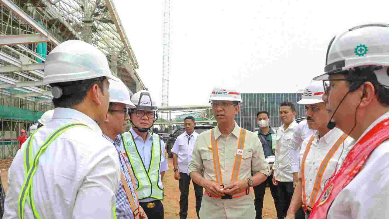 Pj Gubernur DKI Jakarta Heru Budi Hartono mendampingi Menteri Perhubungan (Menhub) Budi Karya Sumadi meninjau proyek pembangunan Stasiun Integrasi Lintas Raya Terpadu (LRT) Halim, Jakarta Timur  pada Kamis (23/3/2023).