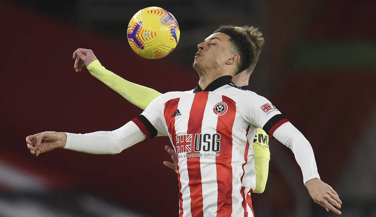 Bek Sheffield United, Ethan Ampadu dan gelandang Newcastle United Sean Longstaff berebut bola pada laga pekan ke-18 Liga Inggris di Bramall Lane, Rabu (13/1/2021) dini hari WIB. Sheffield memetik kemenangan perdana di Liga Inggris musim ini usai menang 1-0 atas Newcastle. (Oli Scarff/Pool via AP)