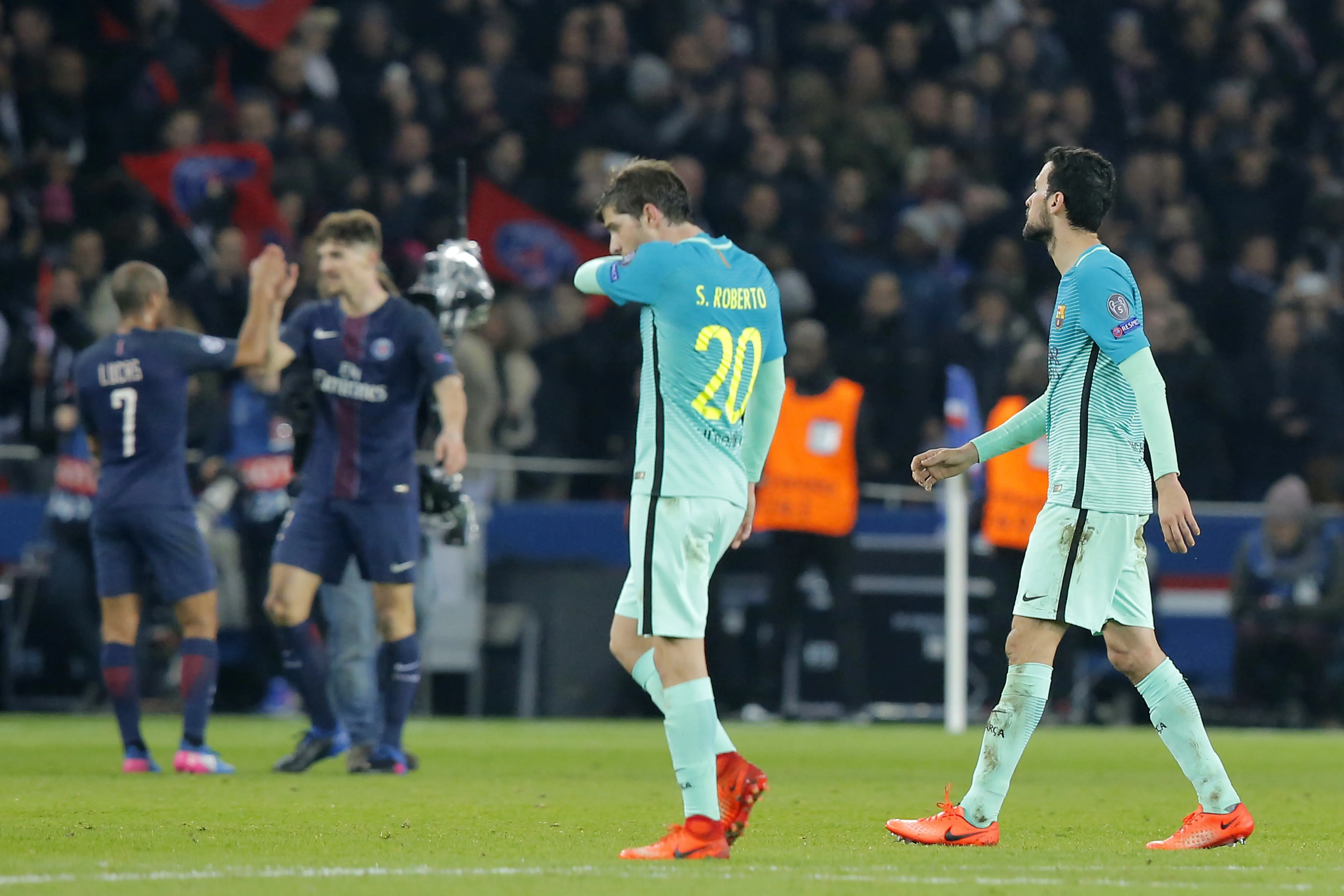 Pemain Barcelona tertunduk seusai dikalahkan Paris Saint-Germain 0-4 pada leg pertama 16 besar Liga Champions, Rabu (15/2/2017) dinihari WIB. (AP Photo/Michel Euler)