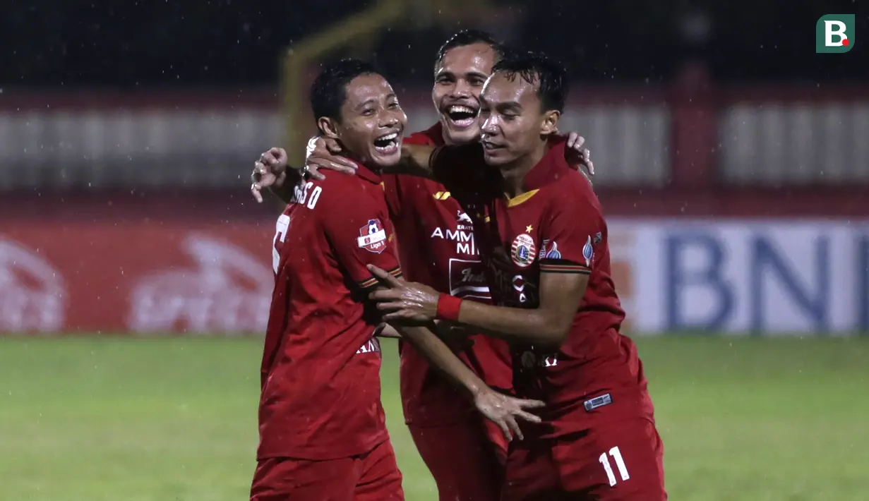 Pemain Persija Jakarta merayakan gol yang dicetak Evan Dimas ke gawang Bhayangkara FC pada laga pekan ketiga Shopee Liga 1 2020, Sabtu (14/3/2020). Persija bermain imbang 2-2 atas Bhayangkara. (Bola.com/Yoppy Renato)