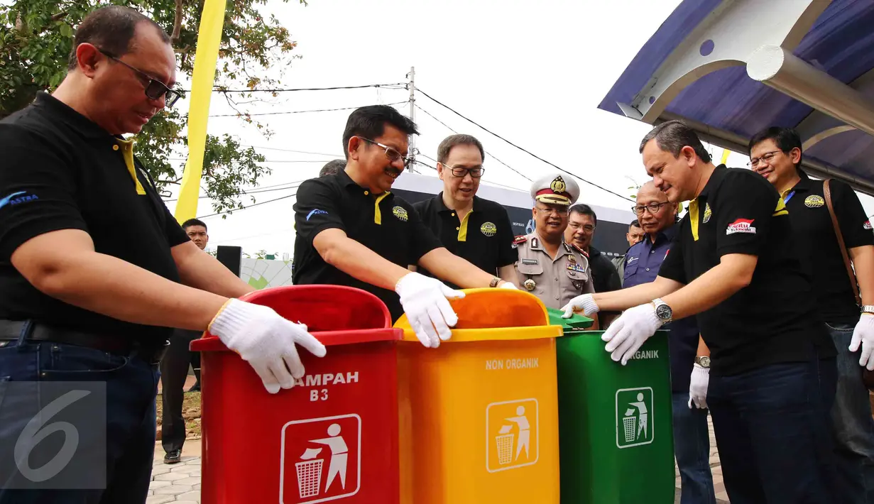 Presiden Direktur PT Astra International Tbk Prijono Sugiarto (ketiga kiri) memasang tempat sampah untuk halte Lapangan Panah, Senayan, Jakarta (25/2). Acara ini digelar di 60 kota 600 halte dalam rangka HUT ke-60 Astra. (Liputan6.com)