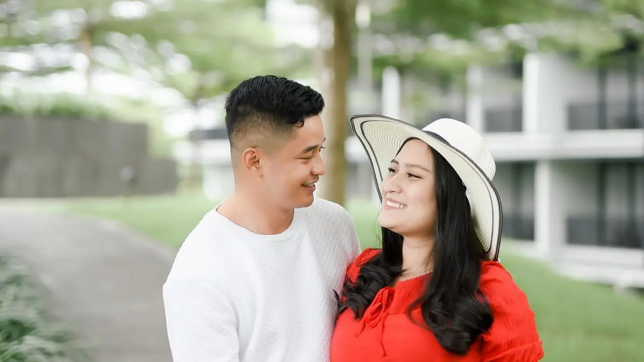 Makin Buncit, Ini 6 Gaya Maternity Shoot Adly Fairuz dengan Angbeen Rishi