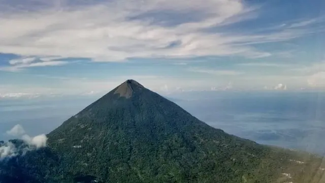 Puncak Gunung Kie Matubu di Maluku yang terlihat sangat indah