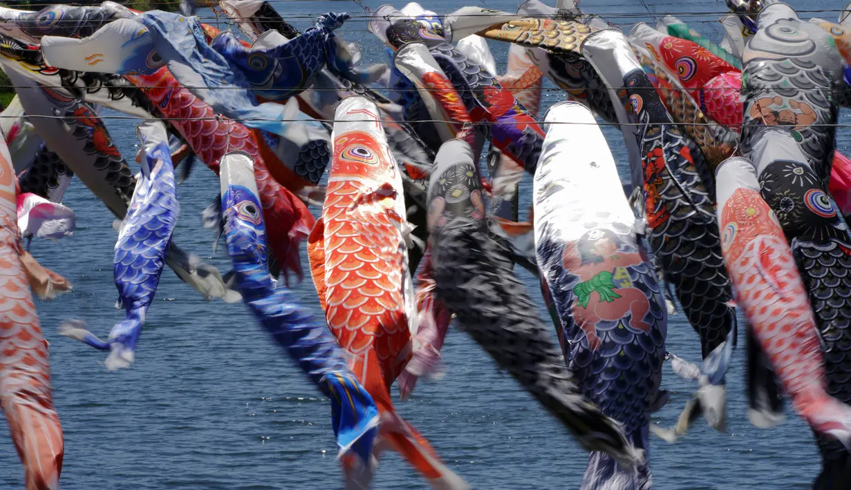 Koinobori, bendera berbentuk ikan koi, berkibar di atas Ngarai Kawakami, prefektur Saga, Jepang, 13 April 2018. Pengibaran koinobori dilakukan untuk menyambut perayaan Tango no Sekku atau Hari Anak di Jepang yang jatuh pada 5 Mei (AP Photo/Eugene Hoshiko)