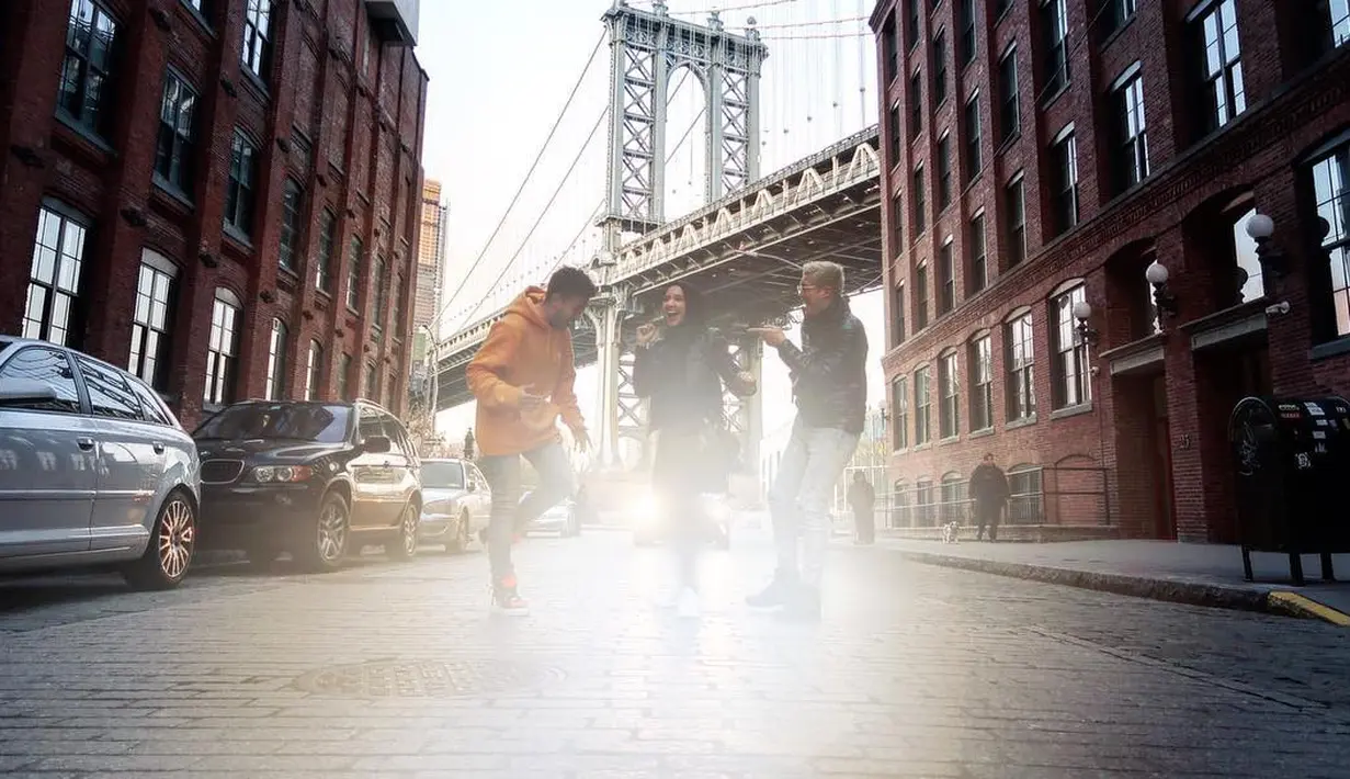 Bukan hal aneh jika Zaskia Sungkar berpenampilan modis dan kekinian. Sejak memutuskan untuk berhijab beberapa tahun lalu, Zaskia memang semakin memerhatikan penampilannya dan selalu berhasil memadu padankan busana. (Instagram/zaskiasungkar15)