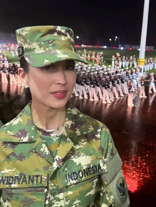 <p>Menteri Pariwisata Widiyanti Putri Wardhana tak ketinggalan mengabadikan momen bersama sang wakil-nya, Ni Luh Puspa. Widiyanti tampak fresh dipulas lipstik coral pink yang segar. [@widi.wardhana].</p>