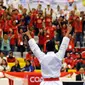 Ahmad Zigi Zaresta mengangkat tangan usai menang di final Junior Kata Male di WKF World Junior, Cadet and U-21 Championship 2015 di ICE Serpong, Banten, Kamis (12/11/2015). Zigi menyumbang emas pertama bagi Indonesia. (Liputan6.com/Helmi Fithriansyah)