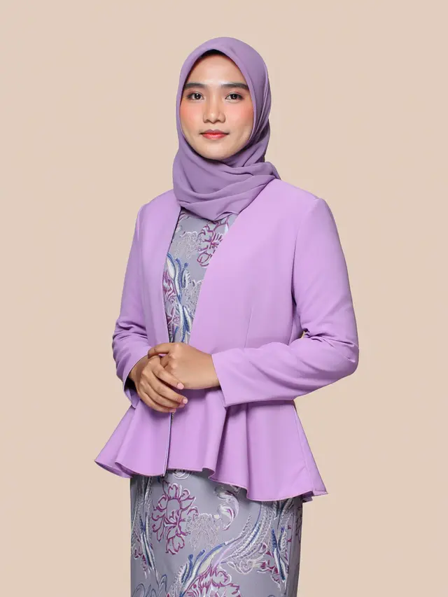 Gamis Batik Modern dengan Detail Blazer Warna Lilac Soft
