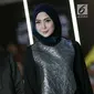 Fenita Arie berpose di atas catwalk mengenakan busana L.tru X Fenita Arie dalam ajang Jakarta Modest  Fashion Week, di Gandaria City, Jakarta, Jumat, (27/7). (Kapanlagi.com/Agus Apriyanto)