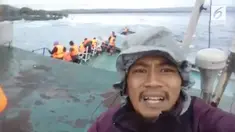Seorang pria melakukan live streaming di Facebook pribadinya, memperlihatkan detik-detik KM Lestari Maju akan tenggelam.