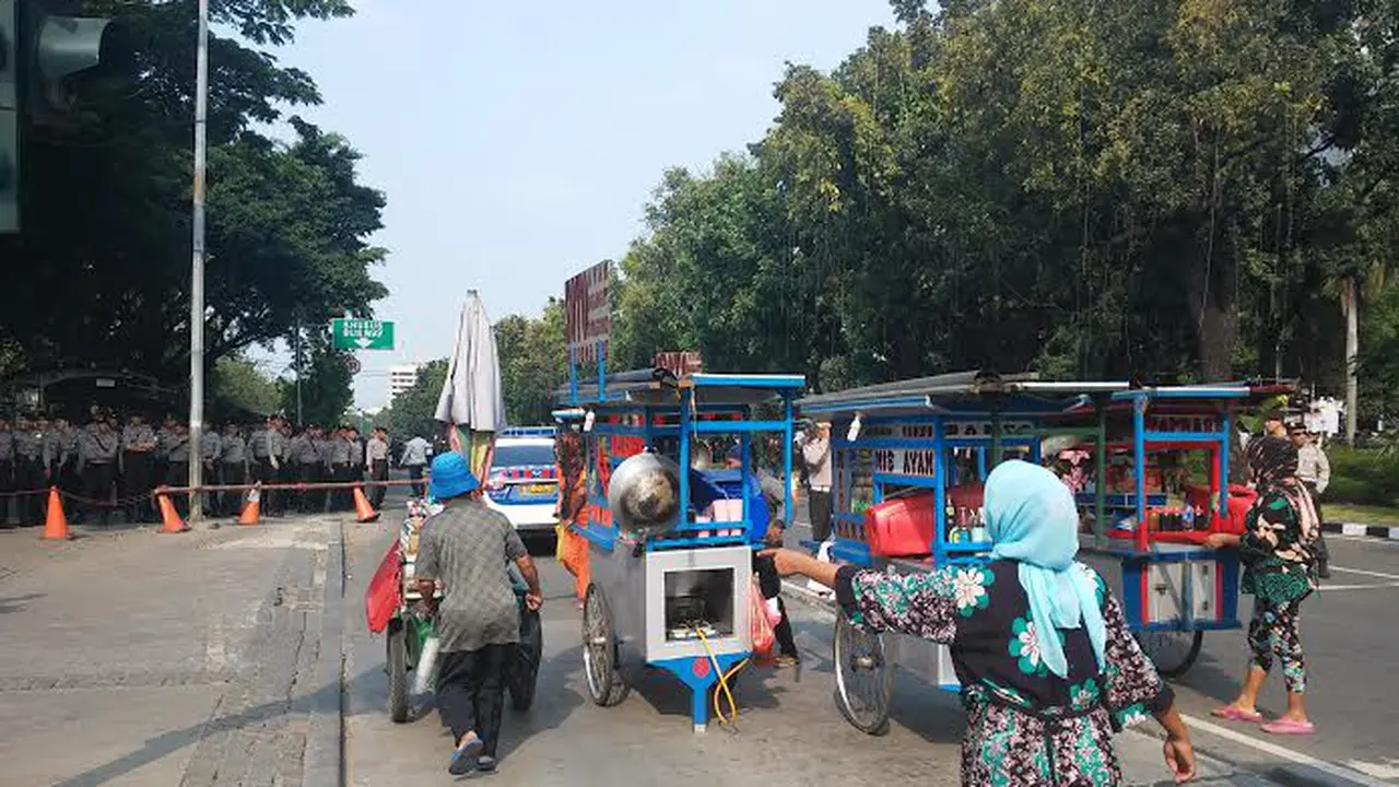 PKL dan Pendukung Prabowo Bujuk Polisi Buka Blokade Jalan