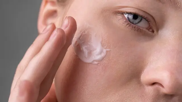 2. Gunakan Pelembap Wajah Secara Rutin