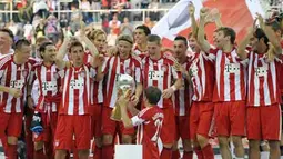Para pemain Bayern Muenchen merayakan keberhasilan menjuarai Piala Super Jerman setelah mengalahkan Schalke 04 dengan skor 2-0 di Augsburg, 7 Agustus 2010. AFP PHOTO/CHRISTOF STACHE