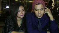 Ngeband, Dennis Lyla Masih Dikawal Istri, Thalita Latief