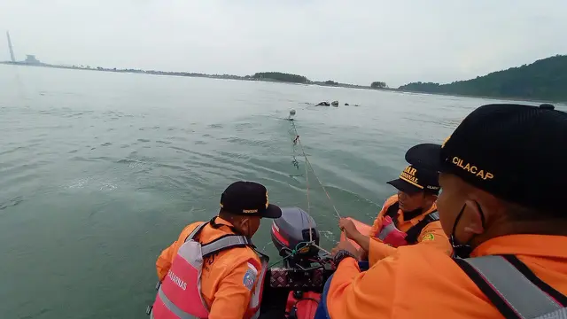 2 nelayan hilang tenggelam usai terlempar dari kapal yang dihantam ombak tinggi Pantai Sodong, Cilacap. (Foto: Liputan6.com/Basarnas)
