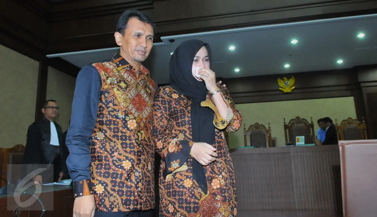 Gatot P Nugroho dan istri Evy Susanti usai menjalani Sidang Vonis di Pengadilan Tipikor Jakarta, Senin (14/3/2016). Hakim menjatuhkan hukuman penjara kepada Evy Susanti selama 2 tahun dan denda 150 juta. (Liputan6.com/Faisal R Syam) 