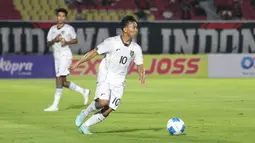 Pemain Timnas Indonesia U-23, Arkhan Fikri menggiring bola dalam laga Grup J Kualifikasi Piala Asia U-23 2026 melawan Laos di Stadion Gelora Delta, Sidoarjo, Jawa Timur, Rabu (03/09/2025). (Bola.com/Wahyu Pratama)