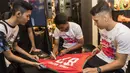 Pesepak bola, Febri Hariyadi memberi tanda tangan saat peluncuran Nike Born Mercurial 360 di Fisik Football, Jakarta, Rabu (7/3/2018). Nike merilis model terbaru Nike Mercurial Superfly dan Vapor 360. (Bola.com/Vitalis Yogi Trisna)