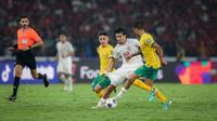 Pemain Timnas Indonesia, Nathan Tjoe-A-On pada pertandingan melawan Australia pada laga kedua Grup C Kualifikasi Piala Dunia 2026 Zona Asia di Stadion Utama Gelora Bung Karno (SUGBK), Jakarta Pusat, pada Selasa (10/9/2024). (Bola.com/Abdul Aziz)