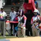 Tim Panahan Putri Indonesia, Titik Kusunawardani ,Linda Lestari, Diananda Choirunisa saat melihat hasil bidikan di MSN Archery Centre, Kuala Lumpur, Malaysia, Selasa (21/8). Indonesia kalah dari Malaysia dengan skor 1-5. (Bola.com/Liputan6/Faizal Fanani)