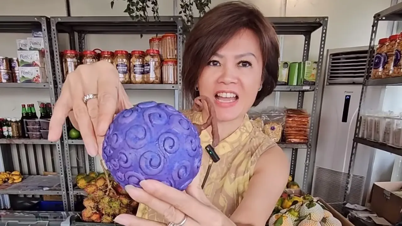 Ci Mehong (Tjioe Nofia Handayani) ikut mempromosikan serial terkenal One Piece yang bakal tayang di Netflix.