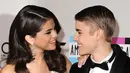 3 lagu Justin Bieber yang disukai oleh Selena Gomez adalah Never Says Never, Love Me dan One Time. (Time Magazine)