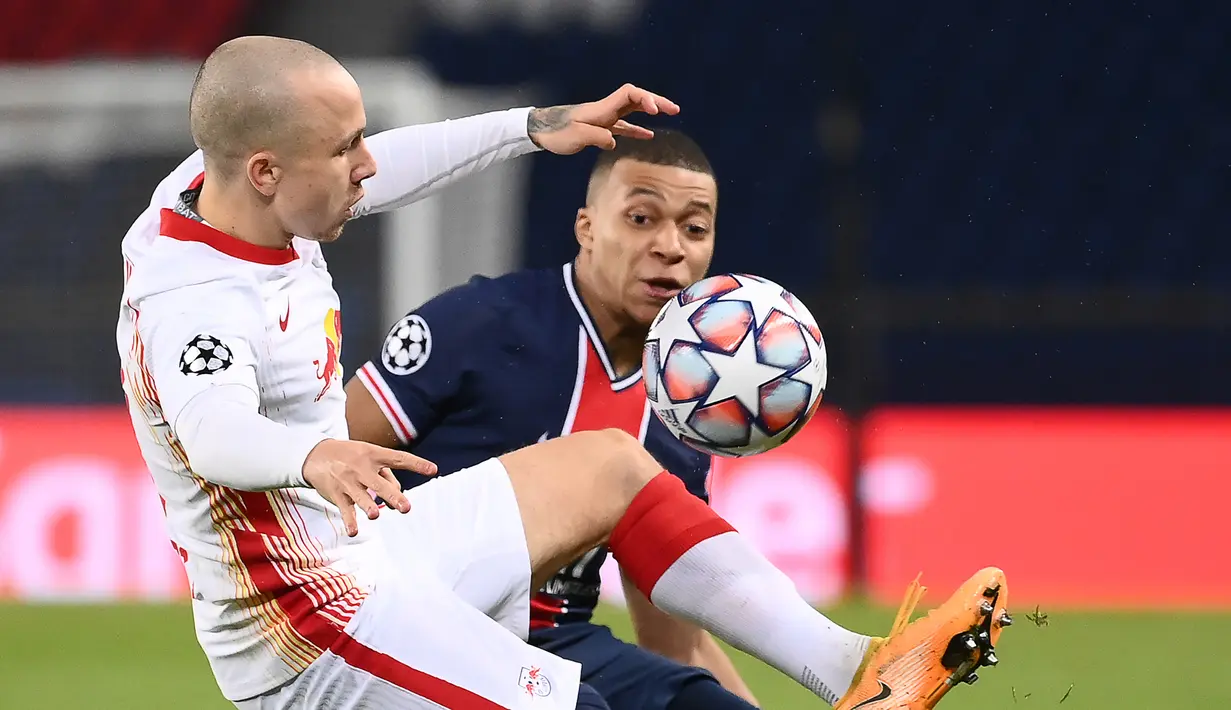 Striker Paris Saint Germain, Kylian Mbappe (kanan), berebut bola dengan bek RB Leipzig, Angelino, dalam laga lanjutan Liga Champions 2020/21 di Parc des Princes Stadium, Paris, Rabu (25/11/2020). PSG mengalahkan Leipzig dengan skor 1-0. (AFP/Franck Fife)