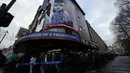 Orang-orang mengantre mengenakan masker melawan virus corona, di luar teater untuk pertunjukan Les Miserables di London, Selasa (28/12/2021). Inggris kini dilanda lonjakan kasus harian terlebih setelah muncul varian Omicron. (AP Photo/Alastair Grant)