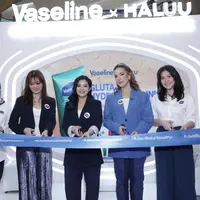 (Ki-Ka): Dr. Telisiah Utami Putri, CMA – R&D Beauty & Wellbeing Consumer Technical Insight & Claim Lead, Unilever Indonesia, Melisa Caroline – Senior Brand Manager Vaseline, Renny Hasibuan – General Manager of Marketing at EUROMEDICA Group (SKIN+ Clinic), Rohit Pathak – Vice President Marketing Beauty & Wellbeing Unilever Indonesia, Tasya Farasya – Content Creator and Beauty Enthusiast, Norine Wibowo – Co-Founder/CEO HALUU World, dr. Amanda Nandi Wardani, BMedSc(Hons), Sp.D.V.E – Dermatologist – sumber foto Istimewa