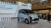 Wuling Motors resmi menampilkan mobil listrik terbarunya yang akan meluncur di Indonesia pada 2022. (Arief/Liputan6.com)