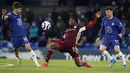 Gelandang Leicester City, Wilfred Ndidi (tengah) berebut bola dengan gelandang Chelsea, Christian Pulisic dalam laga pekan ke-37 Liga Inggris di Stamford Bridge, London, Rabu (19/5/2021) dinihari WIB. Chelsea menang 2-1 saat menjamu Leicester City. (Peter Cziiborra/Pool via AP)