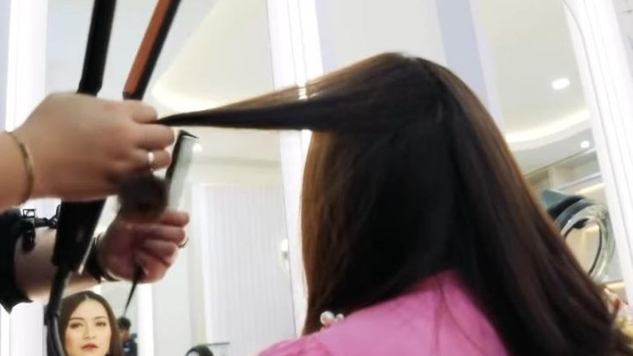 Nathalie Holscher sempat mencoba perawatan rambut di klinik kecantikannya. Dia menata rambutnya dengan style  ala-ala Korea.