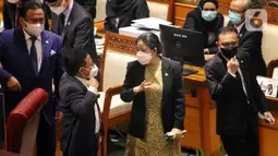 Ketua DPR Puan Maharani berbincang dengan wakil ketua Muhaimin Iskandar, Sufmi Dasco Ahmad, Rachmat Gobel, dan Lodewijk F Paulus usai memimpin Sidang Paripurna ke-20, Masa Sidang IV Tahun 2021-2022 di Nusantara II, Kompleks Parlemen, Senayan, Jakarta, Kamis (14/4/2022). (Liputan6.com/Angga Yuniar)