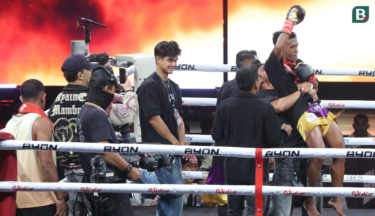 Kkasam melakukan selebrasi setelah menaklukkan Weerian saat bertarung dalam partai utama BYON Madness 2025 di Stadion 6 Emtek City, Jakarta Barat, Sabtu (30/8/2025). (Bola.com/M Iqbal Ichsan)