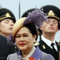 Ratu Sirikit atau belakangan bergelar ibu suri adalah ibu dari Raja Thailand Maha Vajiralongkorn. Foto ini diabadikan di Moskow, Rusia, pada 2 Juli 2007. (Dok. AP/Misha Japaridze)