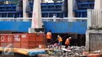 Petugas dari Dinas Kebersihan mengangkut sampah yang tersangkut di Pintu Air, Jakarta, Jum'at (30/9). Perawatan Pintu Air dari tumpukan sampah yang tersangkut agar buka tutup pintu air Jembatan Hanging dapat maksimal. (Liputan6.com/Johan Tallo)