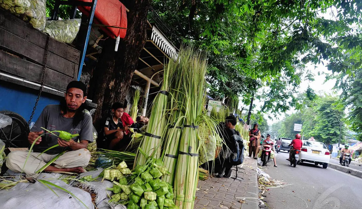 Sejumlah pedagang kulit ketupat mulai ramai menjajahkan dagangannya jelang H-3 Lebaran di Pasar Palmerah Barat, Jakarta, Kamis, (25/7/14) (Liputan6.com/ Faizal Fanani)