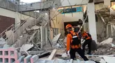 Anggota Tim SAR gabungan mengevakuasi korban terdampak gempa bumi berkekuatan magnitudo 7,7 di Maumere, Nusa Tenggara Timur, Sabtu, 15 Agustus 2026. (Basarnas)