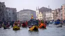Perahu berbentuk tikus raksasa menyusuri Grand Canal pada parade upacara pembukaan karnaval Venesia di Italia, 28 Januari 2018. Karnaval Venesia pertama kali diselenggarakan pada abad ke-11.  (AFP Photo / FILIPPO MONTEFORTE)