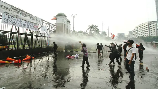 Suasana Memanas, Polisi Pukul Mundur Massa Aksi 11 April