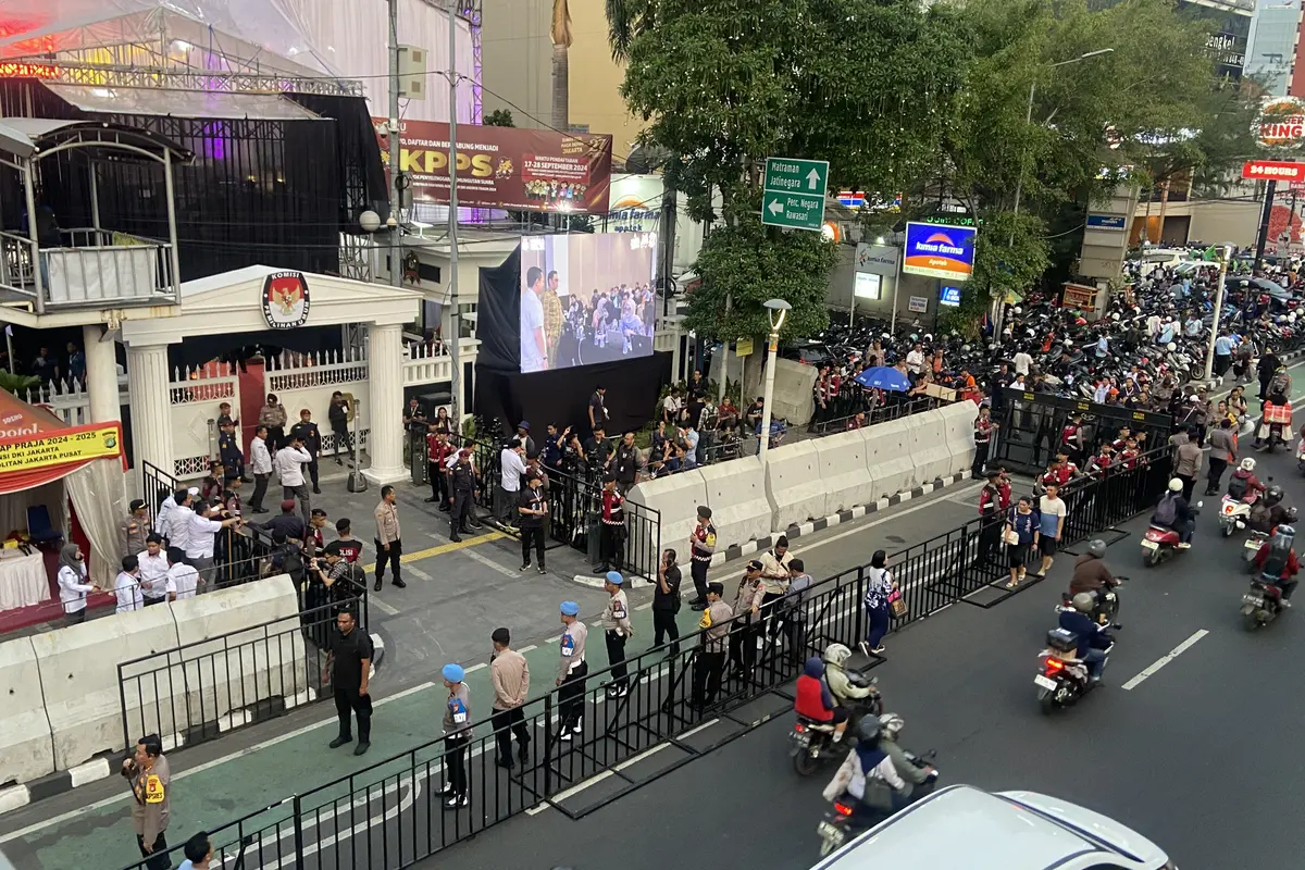 Pantauan arus lalu lintas di sekitaran Kantor KPU DKI Jakarta, Jalan Salemba Raya Jakarta Pusat pada pukul 18.00 WIB.