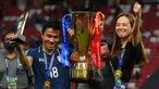 Sejak pertama kali digelar pada 1996, Piala AFF edisi 2022 yang sedang berlangsung merupakan penyelenggaraan yang ke-14 kali sepanjang sejarah. Dari 13 kali penyelenggaraan sebelumnya, tercatat baru ada 4 negara yang berhasil meraih trofi tertinggi kejuaraan sepak bola antar-negara di kawasan Asia Tenggara tersebut dan Timnas Indonesia tak termasuk di dalamnya. Lolos enam kali ke partai final, tak satu pun gelar juara yang didapat Timnas Garuda. Berikut ini daftar 4 negara yang sukses meraih gelar Piala AFF sepanjang sejarah. (AFP/Roslan Rahman)