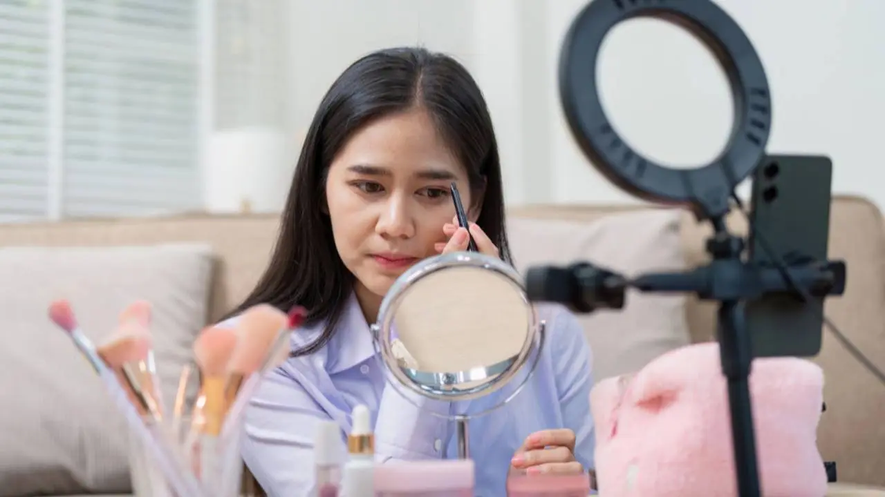 Ilustrasi eyebrow pomade kekinian.