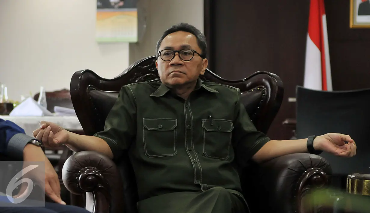 Ketua MPR Zulkifli Hasan berbincang dengan Koalisi Masyarakat Anti Korupsi di Jakarta (24/2). Dalam Pertemuannya ICW meminta dukungan Ketua MPR karena revisi yang akan dilakukan bisa berujung pada pelemahan KPK. (Liputan6.com/Johan Tallo)